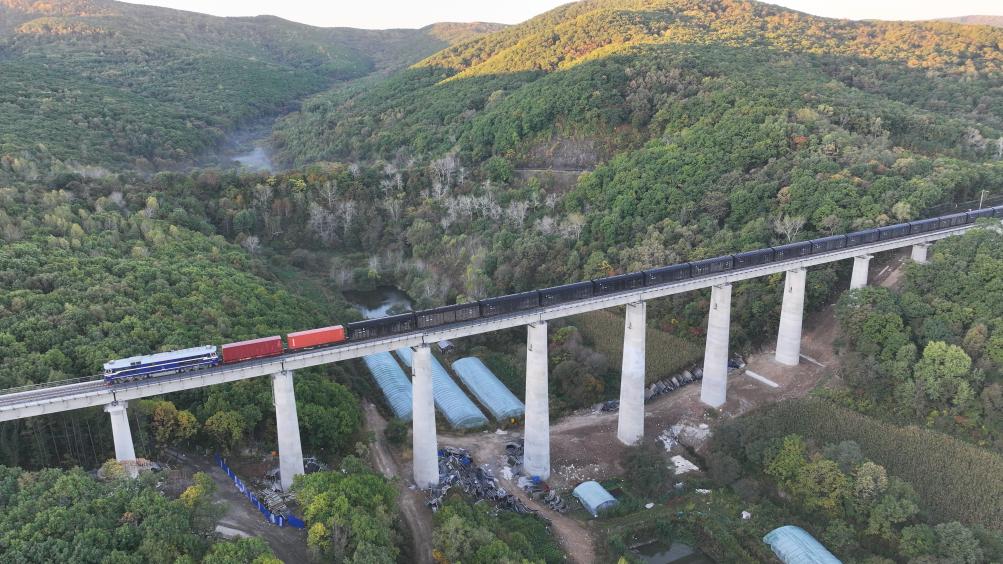 中欧班列“东通道”滨绥铁路提质改造工程转线通车
